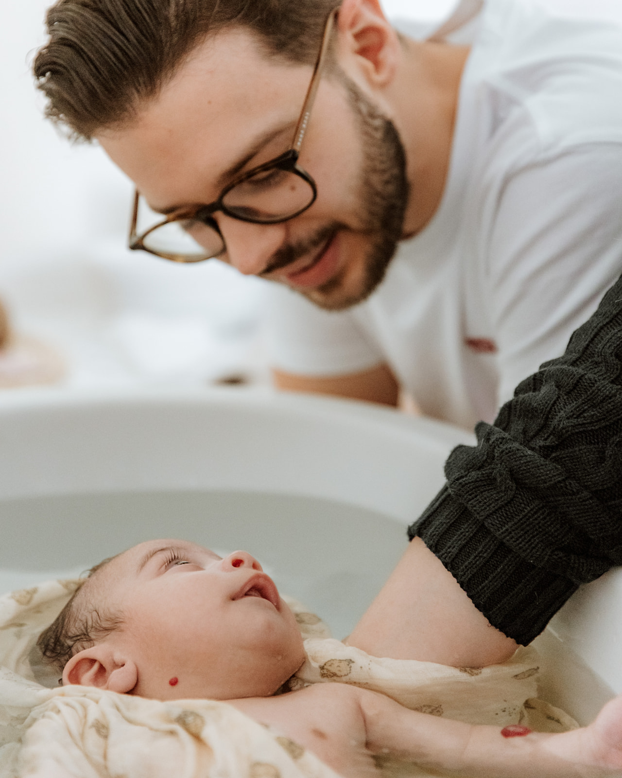 Offrir le bain enveloppant à son filleul·e — Entre-Deux